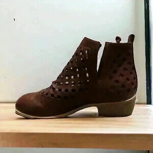 JC Women's Size 6.5 Brown Cut-Out Slip-On Booties. Excellent Condition.